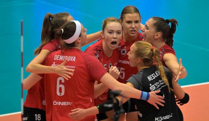 13 11 2024, Dresden team after one point, Dresden center Emma Clothier, volleyball, CEV Cup, European Cup, Dresdner SC Vandoeuvre Nancy VB 0 3, c Dresden Germany