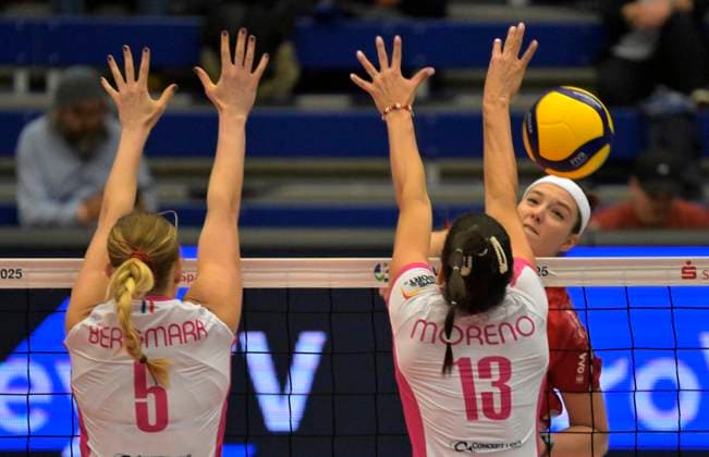 13 11 2024, Dresdens Victoria Demidova against Nancys Isabella Bermark and Gretell Morena, Volleyball, CEV Cup, European Cup, Dresdner SC Vandoeuvre Nancy VB 0 3, c Dresden Germany