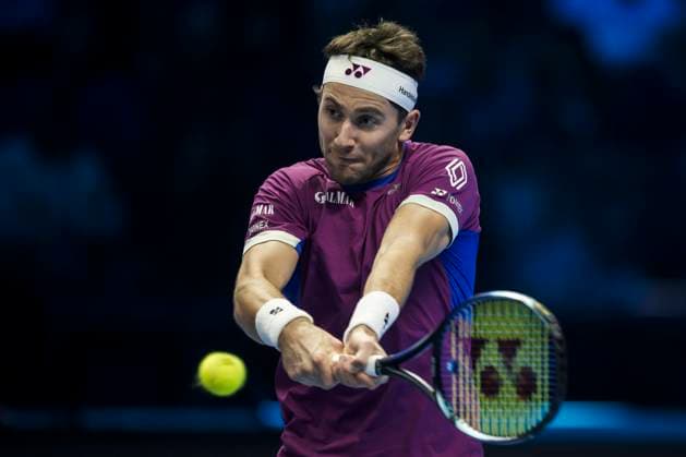 Nitto ATP, Tennis Herren Finals - Day Four Casper Ruud of Norway plays a backhand during his round robin singles match against Alexander Zverev of Germany during day four of the Nitto ATP Finals. Alexander Zverev won the match 7-6(3), 6-3. Turin Italy Copyright: xNicolòxCampox