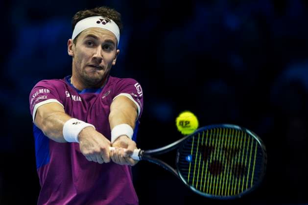 Nitto ATP, Tennis Herren Finals - Day Four Casper Ruud of Norway plays a backhand during his round robin singles match against Alexander Zverev of Germany during day four of the Nitto ATP Finals. Alexander Zverev won the match 7-6(3), 6-3. Turin Italy Copyright: xNicolòxCampox
