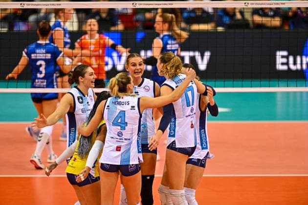 CL Allianz MTV Stuttgart Savino Del Bene Scandicci 13 11 2024 Champions League, Volleyball, Women, Season 2024 25, Allianz MTV Stuttgart in blue against Savino Del Bene Scandicci ITA, in white , Scandicci cheers, in the middle Indy Baijens, Copyright: xBEAUTIFULxSPORTS TomxBlochx