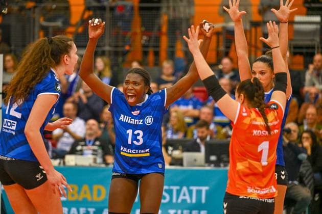 CL Allianz MTV Stuttgart Savino Del Bene Scandicci 13 11 2024 Champions League, Volleyball, Women, Season 2024 25, Allianz MTV Stuttgart in blue vs Savino Del Bene Scandicci ITA, in white , Stuttgart cheers from left 12 Lucia Varela, 13 Krystal Rivers, 1 Roosa Koskelo, behind Milana Bozic, Copyright: xBEAUTIFULxSPORTS TomxBlochx
