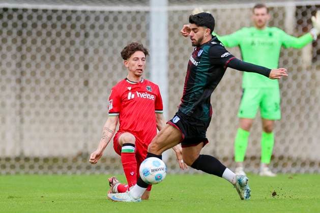 Germany, Hannover, 14 11 2024, Nachwuchsleistungszentrum NLZ, Hannover 96 vs 1 FC Magdeburg Friendly match, Jannik Rochelt Hannover 96 and Abu Bekir Oemer El Zein 1 FC Magdeburg battle for the ball Hannover Nachwuchsleistungszentrum NLZ Germany eu-images-700