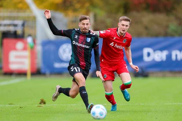 Germany, Hannover, 14 11 2024, Nachwuchsleistungszentrum NLZ, Hannover 96 vs 1 FC Magdeburg Friendly match, Alexander Nollenberger 1 FC Magdeburg and Josh Knight Hannover 96 battle for the ball Hannover Nachwuchsleistungszentrum NLZ Germany eu-images-700