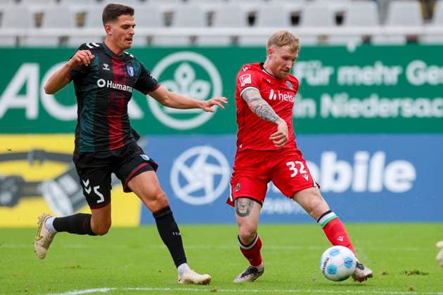 Germany, Hannover, 14 11 2024, Nachwuchsleistungszentrum NLZ, Hannover 96 vs 1 FC Magdeburg Friendly match, Tobias Mueller 1 FC Magdeburg and Andreas Voglsammer Hannover 96 battle for the ball Hannover Nachwuchsleistungszentrum NLZ Germany eu-images-700