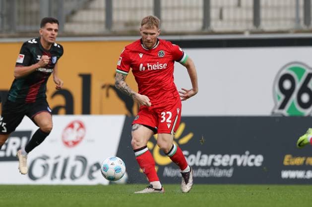 14 11 2024, xtgx, football test match, Hannover 96 1 FC Magdeburg emspor, v l Andreas Voglsammer Hannover, 32 am Ball, plays the ball DFL DFB REGULATIONS PROHIBIT ANY USE OF PHOTOGRAPHS as IMAGE SEQUENCES and or QUASI VIDEO Hannover