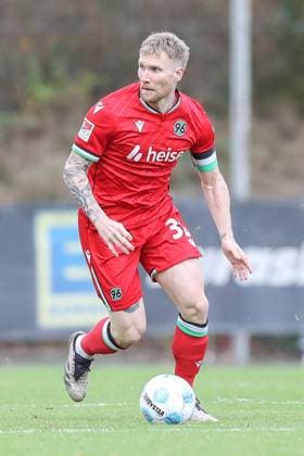 14 11 2024, xtgx, football test match, Hannover 96 1 FC Magdeburg emspor, v l Andreas Voglsammer Hannover, 32 am Ball, plays the ball DFL DFB REGULATIONS PROHIBIT ANY USE OF PHOTOGRAPHS as IMAGE SEQUENCES and or QUASI VIDEO Hannover