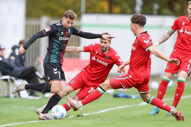 14 11 2024, xtgx, football test match, Hannover 96 1 FC Magdeburg emspor, v l Alexander Nollenberger Magdeburg, 17 , Jannik Rochelt Hannover, 10 duel, duel, fight, tackle DFL DFB REGULATIONS PROHIBIT ANY USE OF PHOTOGRAPHS as IMAGE SEQUENCES and or QUASI VIDEO Hannover