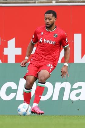 14 11 2024, xtgx, football test match, Hannover 96 1 FC Magdeburg emspor, v l Brooklyn Ezeh Hannover, 37 am Ball, plays the ball DFL DFB REGULATIONS PROHIBIT ANY USE OF PHOTOGRAPHS as IMAGE SEQUENCES and or QUASI VIDEO Hannover
