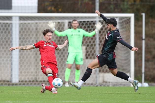 14 11 2024, xtgx, football test match, Hannover 96 1 FC Magdeburg emspor, v l Jannik Rochelt Hannover, 10 , Abu Bekir El Zein Magdeburg, 14 duel, duel, fight, tackle DFL DFB REGULATIONS PROHIBIT ANY USE OF PHOTOGRAPHS as IMAGE SEQUENCES and or QUASI VIDEO Hannover