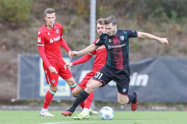 14 11 2024, xtgx, football test match, Hannover 96 1 FC Magdeburg emspor, v l Robert Leipertz Magdeburg, 31 am Ball, plays the ball DFL DFB REGULATIONS PROHIBIT ANY USE OF PHOTOGRAPHS as IMAGE SEQUENCES and or QUASI VIDEO Hannover