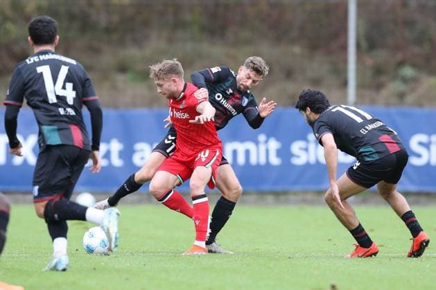 14 11 2024, xtgx, football test match, Hannover 96 1 FC Magdeburg emspor, v l Alexander Nollenberger Magdeburg, 17 , Jannik Dehm Hannover, 20 duel, duel, fight, tackle DFL DFB REGULATIONS PROHIBIT ANY USE OF PHOTOGRAPHS as IMAGE SEQUENCES and or QUASI VIDEO Hannover