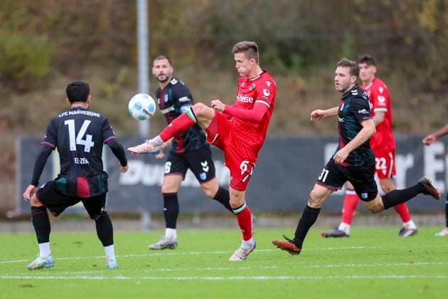 Germany, Hannover, 14 11 2024, Nachwuchsleistungszentrum NLZ, Hannover 96 vs 1 FC Magdeburg Friendly match, Abu Bekir Oemer El Zein 1 FC Magdeburg , Fabian Kunze Hannover 96 and Robert Leipertz 1 FC Magdeburg battle for the ball Hannover Nachwuchsleistungszentrum NLZ Germany eu-images-700