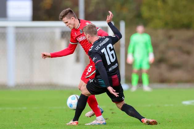 Germany, Hannover, 14 11 2024, Nachwuchsleistungszentrum NLZ, Hannover 96 vs 1 FC Magdeburg Friendly match, Fabian Kunze Hannover 96 and Marcus Mathisen 1 FC Magdeburg battle for the ball Hannover Nachwuchsleistungszentrum NLZ Germany eu-images-700