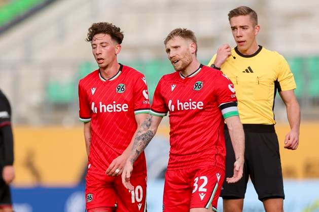 Germany, Hannover, 14 11 2024, Nachwuchsleistungszentrum NLZ, Hannover 96 vs 1 FC Magdeburg Friendly match, Jannik Rochelt Hannover 96 and Andreas Voglsammer Hannover 96 look dejected Hannover Nachwuchsleistungszentrum NLZ Germany eu-images-700