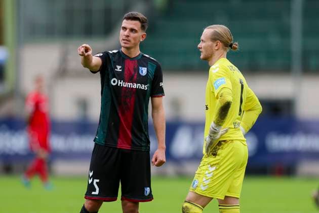 Germany, Hannover, 14 11 2024, Nachwuchsleistungszentrum NLZ, Hannover 96 vs 1 FC Magdeburg Friendly match, Tobias Mueller 1 FC Magdeburg and goalkeeper Dominik Reimann 1 FC Magdeburg talk together Hannover Nachwuchsleistungszentrum NLZ Germany eu-images-700