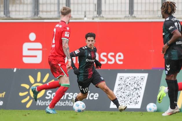 14 11 2024, xtgx, football test match, Hannover 96 1 FC Magdeburg emspor, v l Jason Ceka Magdeburg, 10 am Ball, plays the ball DFL DFB REGULATIONS PROHIBIT ANY USE OF PHOTOGRAPHS as IMAGE SEQUENCES and or QUASI VIDEO Hannover