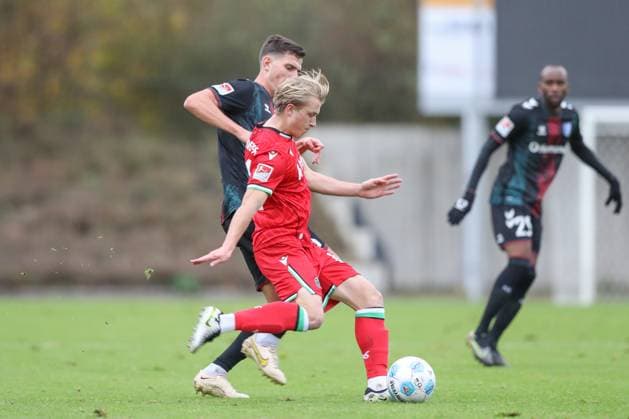 14 11 2024, xtgx, football test match, Hannover 96 1 FC Magdeburg emspor, v l Tobias Mueller Magdeburg, 5 , Ben Westermeier Hannover, 41 duel, duel, fight, tackle DFL DFB REGULATIONS PROHIBIT ANY USE OF PHOTOGRAPHS as IMAGE SEQUENCES and or QUASI VIDEO Hannover