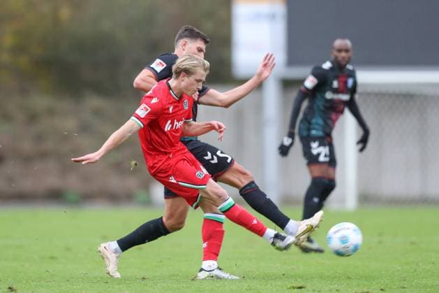 14 11 2024, xtgx, football test match, Hannover 96 1 FC Magdeburg emspor, v l Tobias Mueller Magdeburg, 5 , Ben Westermeier Hannover, 41 duel, duel, fight, tackle DFL DFB REGULATIONS PROHIBIT ANY USE OF PHOTOGRAPHS as IMAGE SEQUENCES and or QUASI VIDEO Hannover