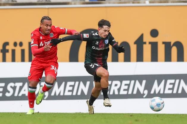 14 11 2024, xtgx, football test match, Hannover 96 1 FC Magdeburg emspor, v l Monju Momuluh Hannover, 38 , Jason Ceka Magdeburg, 10 duel, duel, fight, tackle DFL DFB REGULATIONS PROHIBIT ANY USE OF PHOTOGRAPHS as IMAGE SEQUENCES and or QUASI VIDEO Hannover