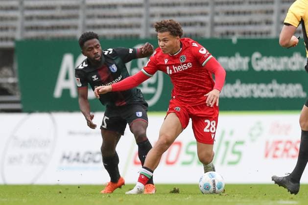 14 11 2024, xtgx, football test match, Hannover 96 1 FC Magdeburg emspor, v l Daniel Heber Magdeburg, 15 , Montell Chinonso Ndikom Hannover, 28 duel, duel, fight, tackle DFL DFB REGULATIONS PROHIBIT ANY USE OF PHOTOGRAPHS as IMAGE SEQUENCES and or QUASI VIDEO Hannover