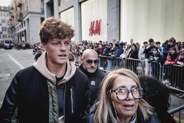 November 14, 2024, Torino: Il tennista italiano Jannik Sinner firma autografi e saluta i tifosi uscendo dal suo albergo in occasione degli ATP, Tennis Herren Finals a Torino, 14 novembre 2024. ANSA TINO ROMANO - - - - - - - - - - - - - - - - - - - - - - - - - - - - - - - - -..Italian tennis player Jannik Sinner signs autographs and greets fans as he leaves his hotel during the ATP Finals in Turin, Italy, 14 November 2024. ANSA TINO ROMANO ATP Finals in Turin  - ZUMAa110 20241114_zaf_a110_043 Copyright: xTinoxRomanox