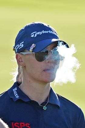 BELLEAIR, FL - NOVEMBER 14: LPGA, Golf Damen player Charley Hull smokes a cigarette on the 11th hole on November 14, 2024, during the first round of the LPGA The ANNIKA driven by Gainbridge at Pelican Golf Club in Belleair, Florida. (Photo by Brian Spurlock Icon Sportswire) GOLF: NOV 14 LPGA The ANNIKA driven by Gainbridge at Pelican EDITORIAL USE ONLY Icon24111454
