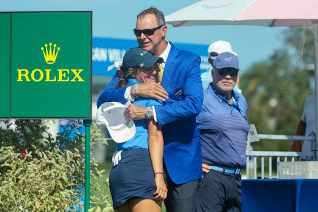 November 14, 2024, Belleair, Florida, USA: Starter David Hasselbach hugs First-year LPGA, Golf Damen player Rachel Kuehn during Day 1 of The Annika LPGA tournament on Thursday, Nov 14, 2024, at the Pelican Golf Club in Belleair. Belleair USA - ZUMAs70_ 0779355862st Copyright: xDouglasxR.xCliffordx