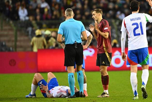 Belgium v Italy - UEFA Nations League 14 11 2024 BRUSSELS, BELGIUM - NOVEMBER 14 : Castagne Timothy defender of Belgium receives a yellow card from referee Radu Petrescu (ROU) during the UEFA Nations League tournament League A Phase Group A2 match between Belgium and Italy on November 14, 2024 in Brussels, Belgium, 14 11 2024 Brussels Belgium  Copyright: xVincentxKalutx