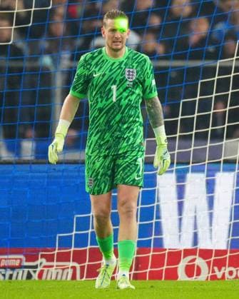 Sport Bilder des Tages A laser pen on the face of England goalkeeper Jordan Pickford Greece v England, UEFA Nations League, League B, Group 2, Football, Olympic Stadium, Athens, Greece - 14 Nov 2024 EDITORIAL USE ONLY No use with unauthorised audio, video, data, fixture lists, club league logos or live services. Online in-match use limited to 120 images, no video emulation. No use in betting, games or single club league player publications. Copyright: xJavierxGarcia Shutterstockx 14902321aj