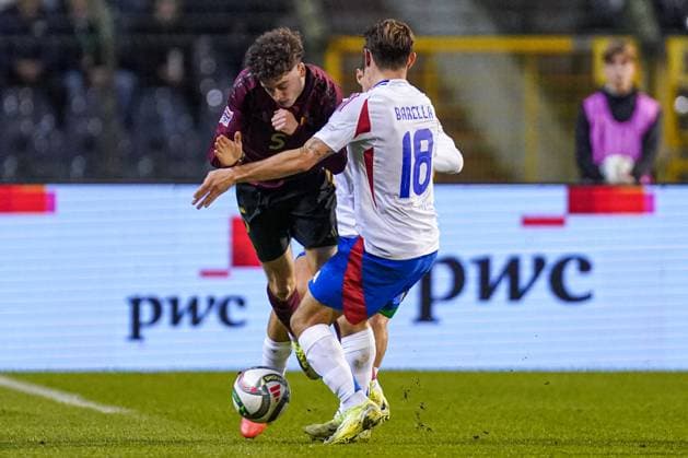 2024-11-14 Belgium v Italy - UEFA Nations League 2024 25 League A Group A2 BRUSSELS, BELGIUM - NOVEMBER 14: Maxim De Cuyper of Belgium, Nicolo Barella of Italy during the UEFA Nations League 2024 25 League A Group A2 match between Belgium and Italy at King Baudouin Stadium on November 14, 2024 in Brussels, Belgium. (Photo by Joris Verwijst BSR Agency) Brussels Belgium Content not available for redistribution in The Netherlands directly or indirectly through any third parties. Copyright: xBSRxAgencyx