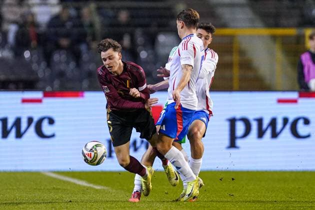 2024-11-14 Belgium v Italy - UEFA Nations League 2024 25 League A Group A2 BRUSSELS, BELGIUM - NOVEMBER 14: Maxim De Cuyper of Belgium, Nicolo Barella of Italy during the UEFA Nations League 2024 25 League A Group A2 match between Belgium and Italy at King Baudouin Stadium on November 14, 2024 in Brussels, Belgium. (Photo by Joris Verwijst BSR Agency) Brussels Belgium Content not available for redistribution in The Netherlands directly or indirectly through any third parties. Copyright: xBSRxAgencyx