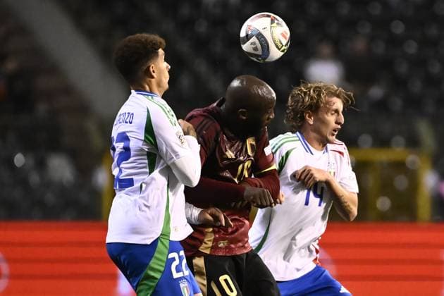 Belgium s Romelu Lukaku (C) duels with Italians during a soccer game between Belgian national soccer team Red Devils and Italy, match 5 (out of 6) in the League A Group 2 of the UEFA Nations League 2025 competition, Thursday 14 November 2024 in Brussels. DIRKxWAEM  x105419056x