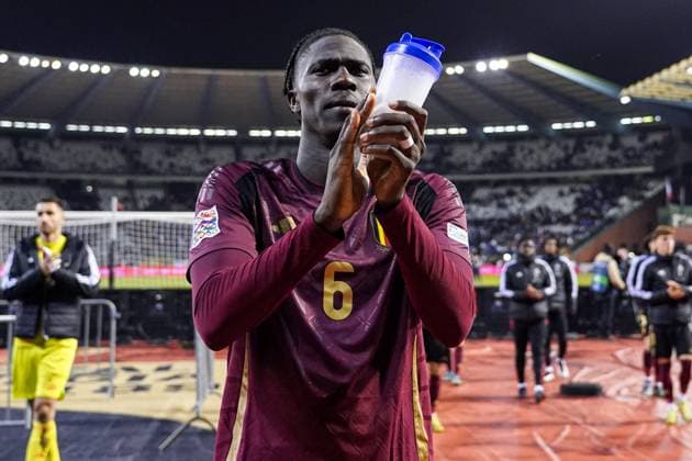 2024-11-14 Belgium v Italy - UEFA Nations League 2024 25 League A Group A2 BRUSSELS, BELGIUM - NOVEMBER 14: Amadou Onana of Belgium thanks the fans during the UEFA Nations League 2024 25 League A Group A2 match between Belgium and Italy at King Baudouin Stadium on November 14, 2024 in Brussels, Belgium. (Photo by Joris Verwijst BSR Agency) Brussels Belgium Content not available for redistribution in The Netherlands directly or indirectly through any third parties. Copyright: xBSRxAgencyx
