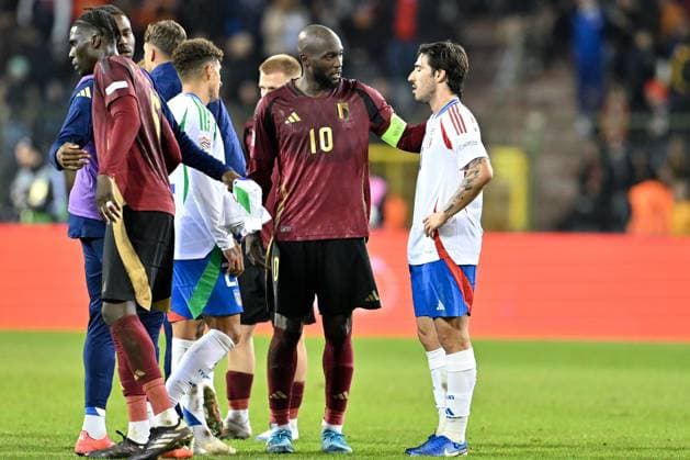 241114 UEFA NATIONS LEAGUE A2 - D5 BELGIUM VS ITALY Romelu Lukaku (10) of Belgium and Manuel Locatelli (5) of Italy pictured after a soccer game between the national teams of Belgium, called the Red Devils and Italy, called Azzurri in the fifth game in group A2 in the UEFA Nations League , on Thursday 14 November 2024 in Brussels , Belgium . photo isosport David Catry BRUSSELS BELGIUM  Copyright: xx 485758