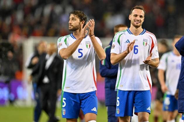 241114 UEFA NATIONS LEAGUE A2 - D5 BELGIUM VS ITALY Manuel Locatelli (5) of Italy and Federico Gatti (6) of Italy thanking the fans after a soccer game between the national teams of Belgium, called the Red Devils and Italy, called Azzurri in the fifth game in group A2 in the UEFA Nations League , on Thursday 14 November 2024 in Brussels , Belgium . photo isosport David Catry BRUSSELS BELGIUM  Copyright: xx 485763