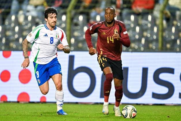 241114 UEFA NATIONS LEAGUE A2 - D5 BELGIUM VS ITALY Sandro Tonali (8) of Italy and Dodi Lukebakio (14) of Belgium pictured in a duel during a soccer game between the national teams of Belgium, called the Red Devils and Italy, called Azzurri in the fifth game in group A2 in the UEFA Nations League , on Thursday 14 November 2024 in Brussels , Belgium . photo isosport David Catry BRUSSELS BELGIUM  Copyright: xx 485771