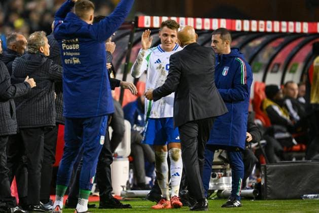 241114 UEFA NATIONS LEAGUE A2 - D5 BELGIUM VS ITALY Mateo Retegui (9) of Italy and Head Coach Luciano Spaletti of Italy pictured during a soccer game between the national teams of Belgium, called the Red Devils and Italy, called Azzurri in the fifth game in group A2 in the UEFA Nations League , on Thursday 14 November 2024 in Brussels , Belgium . photo isosport David Catry BRUSSELS BELGIUM  Copyright: xx 485853