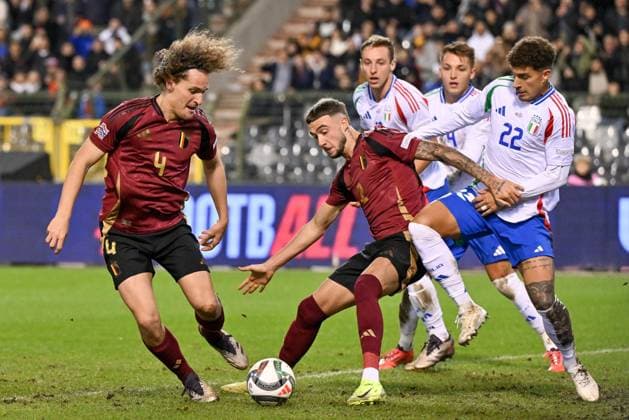 241114 UEFA NATIONS LEAGUE A2 - D5 BELGIUM VS ITALY Wout Faes (4) of Belgium, Zeno Debast (2) of Belgium and Giovanni Di Lorenzo (22) of Italy fighting for the ball during a soccer game between the national teams of Belgium, called the Red Devils and Italy, called Azzurri in the fifth game in group A2 in the UEFA Nations League , on Thursday 14 November 2024 in Brussels , Belgium . photo isosport David Catry BRUSSELS BELGIUM  Copyright: xx 485867