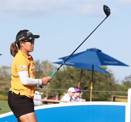 BELLEAIR, FL - NOVEMBER 14: LPGA, Golf Damen player Nasa Hataoka plays her tee shot on the 10th hole on November 14, 2024, during the first round of the LPGA The ANNIKA driven by Gainbridge at Pelican Golf Club in Belleair, Florida. (Photo by Brian Spurlock Icon Sportswire) GOLF: NOV 14 LPGA The ANNIKA driven by Gainbridge at Pelican EDITORIAL USE ONLY Icon241114109
