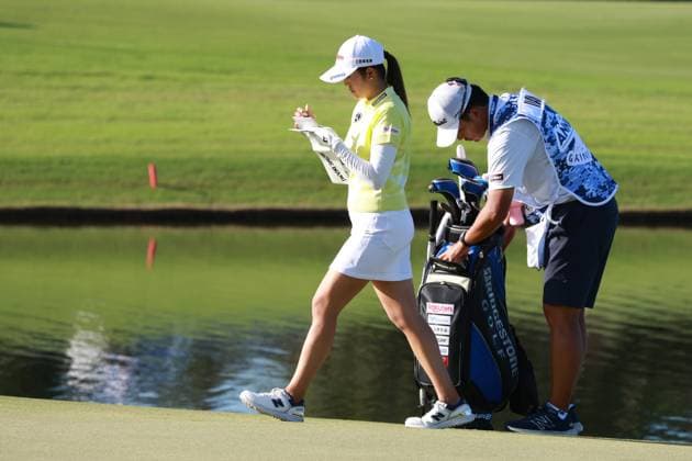 BELLEAIR, FL - NOVEMBER 14: PGA, Golf Herren player Mone Inami writes down her score on her card after making a birdie putt on the 9th hole on November 14, 2024, during the first round of the LPGA, Golf Damen The ANNIKA driven by Gainbridge at Pelican Golf Club in Belleair, Florida. (Photo by Brian Spurlock Icon Sportswire) GOLF: NOV 14 LPGA The ANNIKA driven by Gainbridge at Pelican EDITORIAL USE ONLY Icon241114123