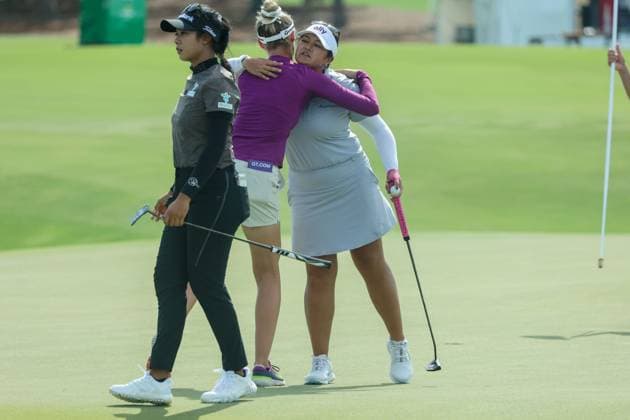 November 14, 2024, Belleair, Florida, USA: BradentonÃ¢â‚¬â ¢s Nelly Korda, LPGA, Golf Damen TourÃ¢â‚¬â ¢s 2024 player of the year, center, hugs Lilia Vu, right, while Patty Tavatanakit leaves the 18th green after their round during Day 1 of The Annika, on Thursday, Nov 14, 2024, at the Pelican Golf Club in Belleair. Belleair USA - ZUMAs70_ 20241114_zan_s70_033 Copyright: xDouglasxR.xCliffordx