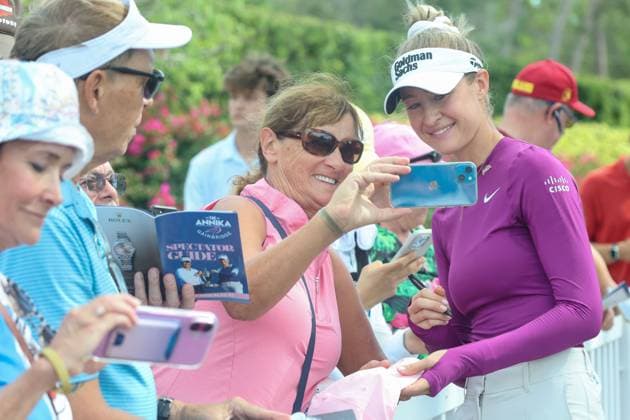 November 14, 2024, Belleair, Florida, USA: Bradenton s NELLY KORDA, LPGA, Golf Damen Tour s 2024 player of the year, pauses for a selfie with fan Sally Wasser of the Villages after Korda s round in The Annika at the Pelican Golf Club. Belleair USA - ZUMAs70_ 20241114_zan_s70_036 Copyright: xDouglasxR.xCliffordx