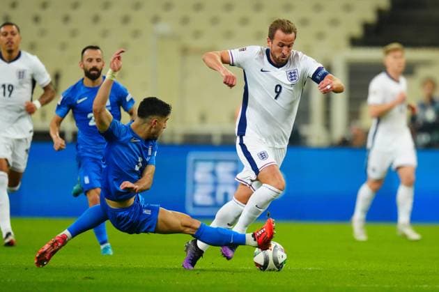 Sport Bilder des Tages Konstantinos Koulierakis of Greece tries to lunge in on Harry Kane of England Greece v England, UEFA Nations League, League B, Group 2, Football, Olympic Stadium, Athens, Greece - 14 Nov 2024 EDITORIAL USE ONLY No use with unauthorised audio, video, data, fixture lists, club league logos or live services. Online in-match use limited to 120 images, no video emulation. No use in betting, games or single club league player publications. Copyright: xJavierxGarcia Shutterstockx 14902321gx