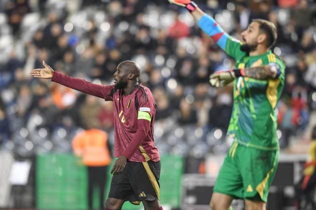 (241115) -- BRUSSELS, Nov. 15, 2024 -- Romelu Lukaku (L) of Belgium complains to the referee during the UEFA Nations League 2024 25 League A football match between Belgium and Italy in Brussels, Belgium, Nov. 14, 2024. ) (SP)BELGIUM-BRUSSELS-FOOTBALL-UEFA NATIONS LEAGUE A-ITALY VS BELGIUM PengxZiyang 