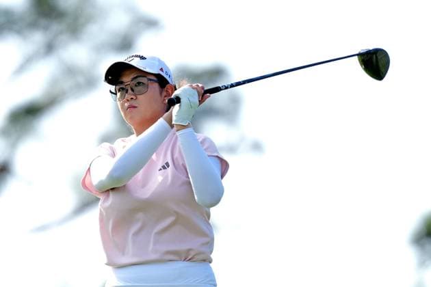 BELLEAIR, FL - NOVEMBER 14: PGA, Golf Herren player Rose Zhang plays her tee shot on the 2nd hole on November 14, 2024, during the first round of the LPGA, Golf Damen The ANNIKA driven by Gainbridge at Pelican Golf Club in Belleair, Florida. (Photo by Brian Spurlock Icon Sportswire) GOLF: NOV 14 LPGA The ANNIKA driven by Gainbridge at Pelican EDITORIAL USE ONLY Icon241114141