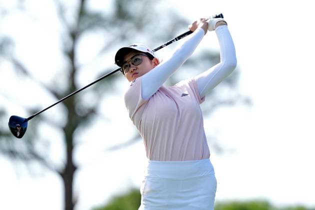 BELLEAIR, FL - NOVEMBER 14: PGA, Golf Herren player Rose Zhang plays her tee shot on the 2nd hole on November 14, 2024, during the first round of the LPGA, Golf Damen The ANNIKA driven by Gainbridge at Pelican Golf Club in Belleair, Florida. (Photo by Brian Spurlock Icon Sportswire) GOLF: NOV 14 LPGA The ANNIKA driven by Gainbridge at Pelican EDITORIAL USE ONLY Icon241114143