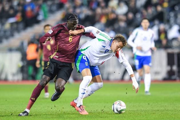 (241115) -- BRUSSELS, Nov. 15, 2024 -- Mateo Retegui (R) of Italy vies with Amadou Onana of Belgium during the UEFA Nations League 2024 25 League A football match between Belgium and Italy in Brussels, Belgium, Nov. 14, 2024. ) (SP)BELGIUM-BRUSSELS-FOOTBALL-UEFA NATIONS LEAGUE A-ITALY VS BELGIUM PengxZiyang 