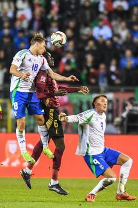 (241115) -- BRUSSELS, Nov. 15, 2024 -- Amadou Onana (C) of Belgium vies with Nicolo Barella (L) of Italy for a header during the UEFA Nations League 2024 25 League A football match between Belgium and Italy in Brussels, Belgium, Nov. 14, 2024. ) (SP)BELGIUM-BRUSSELS-FOOTBALL-UEFA NATIONS LEAGUE A-ITALY VS BELGIUM PengxZiyang 