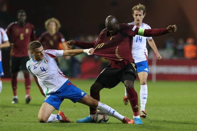 (241115) -- BRUSSELS, Nov. 15, 2024 -- Alessandro Buongiorno (L) of Italy vies with Romelu Lukaku of Belgium during the UEFA Nations League 2024 25 League A football match between Belgium and Italy in Brussels, Belgium, Nov. 14, 2024. ) (SP)BELGIUM-BRUSSELS-FOOTBALL-UEFA NATIONS LEAGUE A-ITALY VS BELGIUM ZhaoxDingzhe 